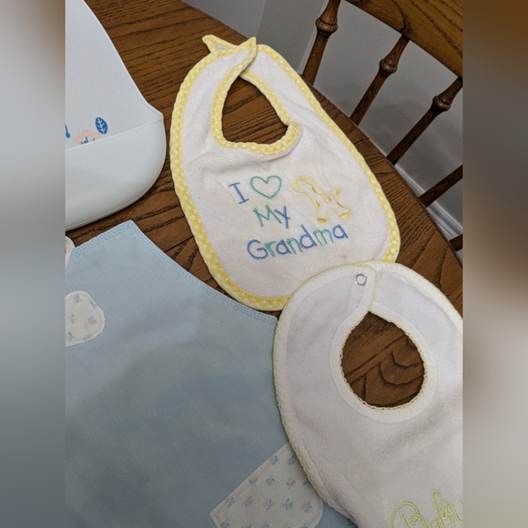 Lot of Baby Bibs. One silicone with pocket. Some waterproof. - Picture 9 of 15